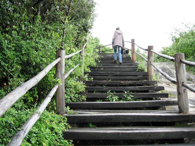 現地ガイドの松さんは、これくらいの高地は、何とも無いようです。好天で温度が上がり始めましたが、フード付のコートのまま登って行きました。