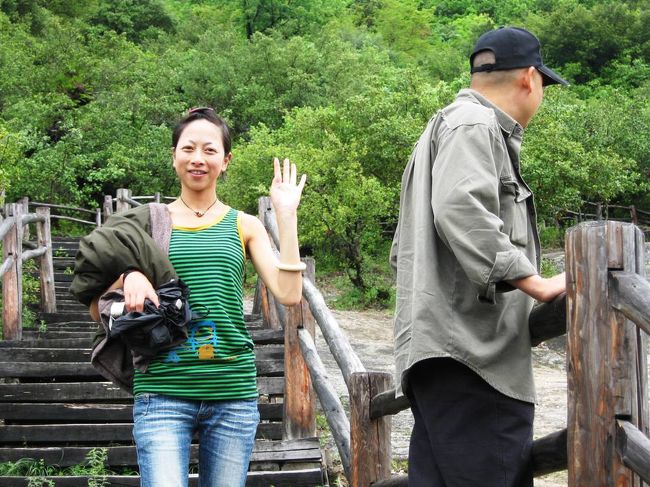 松さんと運転手さんに追いつきました。さすがに暑くなってきたのでしょう。松さんもコートを脱いでノースリーブ姿です。