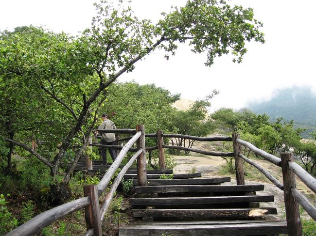 桟道はまだまだ上に続きます。周りの景色を楽しみながらの登山ですから、飽くことはありません。この桟道は10センチ以上の厚さがありました。