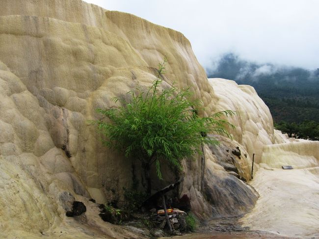 一番目の観光スポットです。黄龍・九寨溝のように案内札はありませんでしたが、崖の下には、私設（？）の参拝場所が設置されていました。