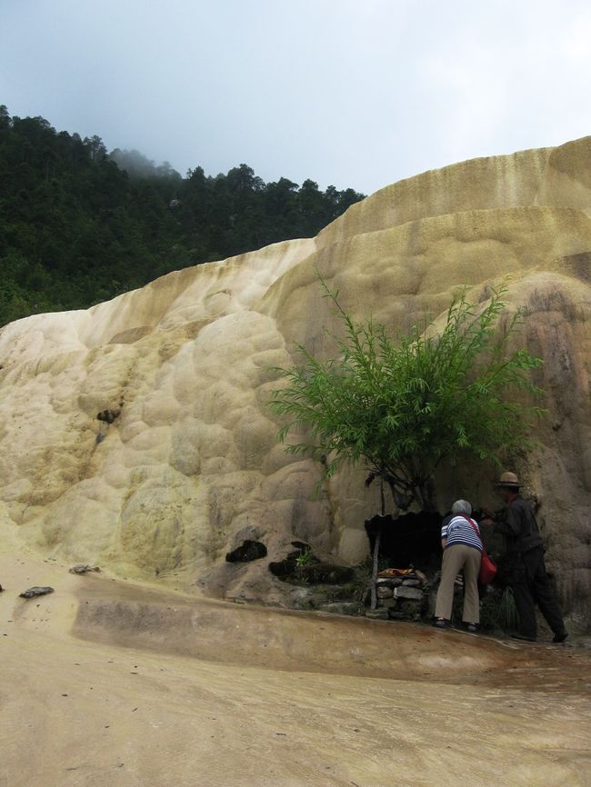 私設（？）の参拝場所には線香を勧めてくれる地元の人がいました。頭を崖の一定の場所に擦り付けてお参りするよう、仕草で教えて貰いました。