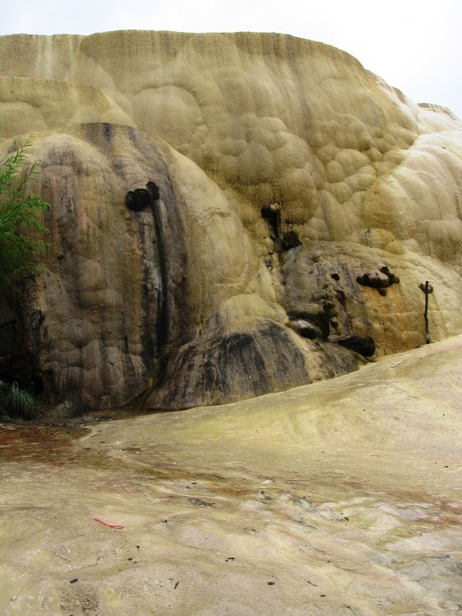少なくともこれだけの炭酸カルシュームが沈殿しているのですから、雨季には、この崖を水が迸るのは間違いがないようです。
