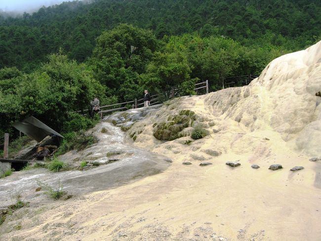 一面に水が流れていましたから、通りやすいよう、飛び石がセットされていました。第1ポイントは、見晴らしもいい場所でした。