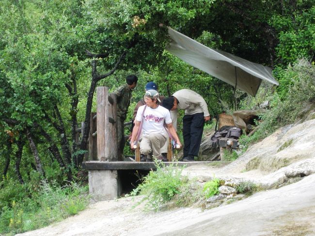 ロバのほかに駕籠を使って登る方法もありました。駕籠に乗った孫濱先生が、お参り場所に到着されました。