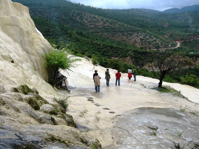 私設参拝所に別れを告げて、一足先に上を目指しました。木の桟道がまだまだ続いていました。参拝場所は、桟道から少し下った位置でした。