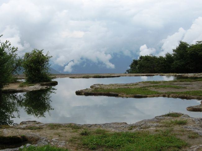 今度は反対側に回って、山を背景に、見下ろす方向からの景観です。今は雲が映っていますが、晴れた日には青空や、紅葉も映るかも知れません。