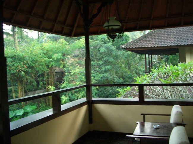 ウブドのホテルはPertiwi<br />わりときれいで、雰囲気が良くて、対応も気持ちよい。<br />値段の割にとても良いホテルでした。<br />日本人スタッフのえりこさんがいてくれて安心できました。えりこさん、ありがとう。<br />