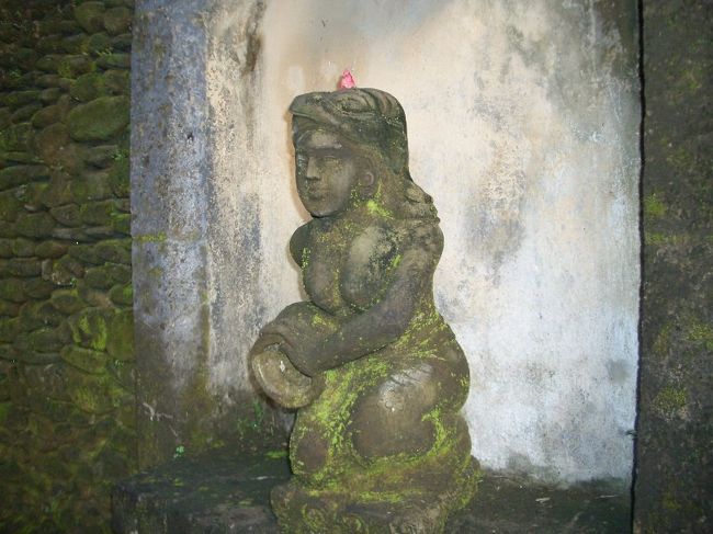 毎朝、従業員のおじさんが何百（？）とある仏像（？）に花を載せてくれています。