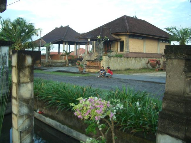 学校が休みのようで、中学生らしき女の子たちが<br />朝から立ち話（しゃがみ話）をしてました。