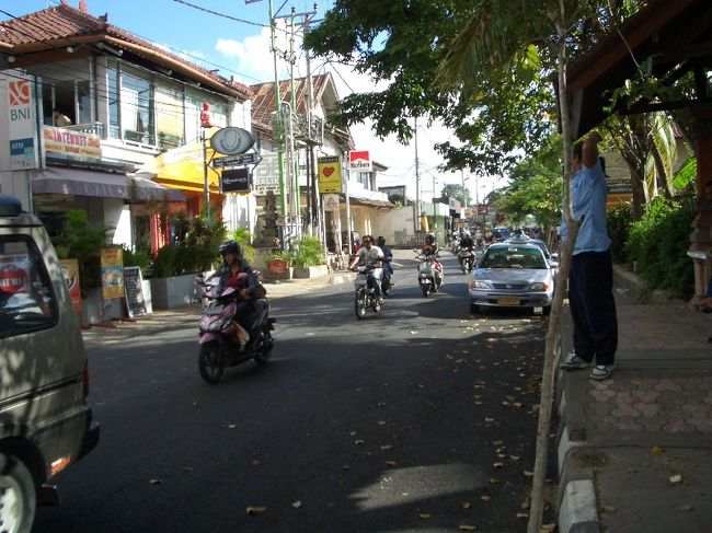 地元の人の主要な移動手段はバイクです。<br />車の間をぬって、3人乗りのバイクが追い越していくのは<br />とっても怖かった！