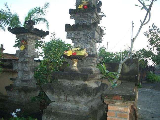 ヒンズー教のお堂がどの家にもあって、椰子の葉で編んだお皿に花や果物などのお供え物が飾られています。