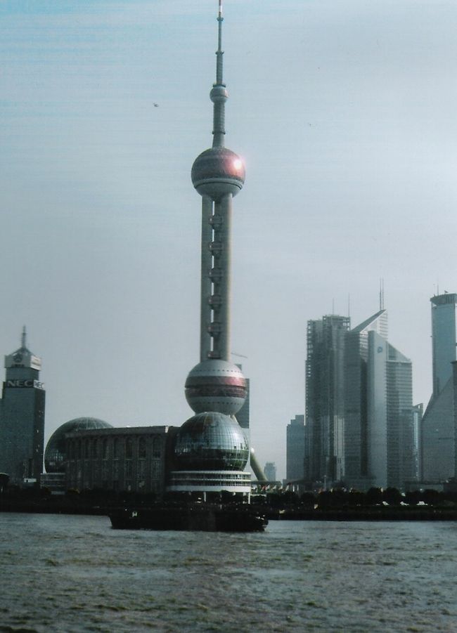 東方明珠塔です。ちょっと変わった形。<br />塔の周りには、きっと地方から出稼ぎでやってきたであろうお土産売りの人たちが結構いました。<br />でもそんなに強引じゃないし、全然平和な感じ。