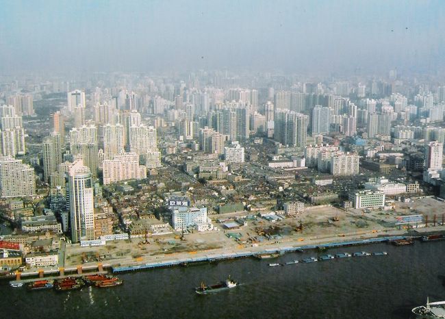 上からはこんな眺めでした。<br />うーん・・でかい・・。