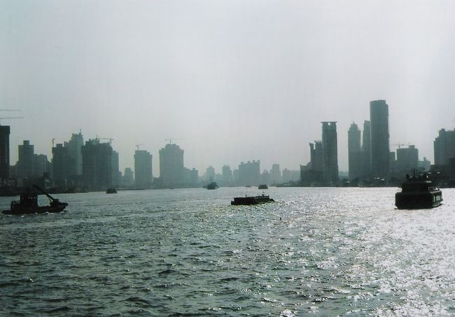 そして外灘（ワイタン）です。<br />ここでも、物売りの人がヴィトンとか売って歩いていました。