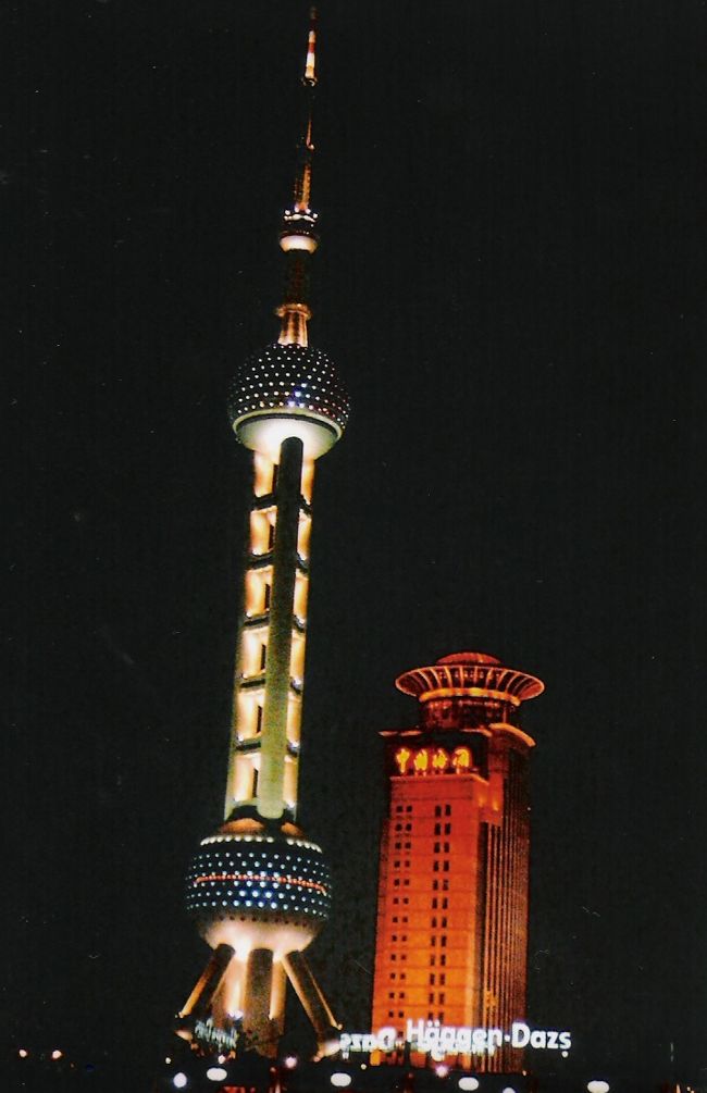 夜の東方明珠塔。<br />