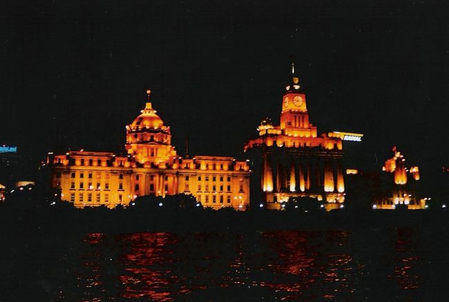 外灘の夜景。黄浦江遊覧からの眺めです。<br />ライトアップはとても綺麗で、個人的には香港の夜景より、こっちの方が好きかな・・。
