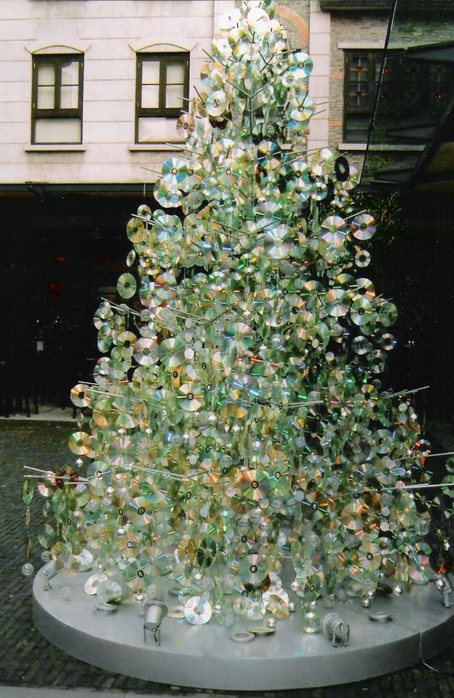 新天地という、外人の多いエリアにも行きました。<br />こじゃれたバーとかあったけど、ふ〜ん・・で終わった。値段も高め。昼間に来たからか？<br /><br />これはＣＤのオブジェ。