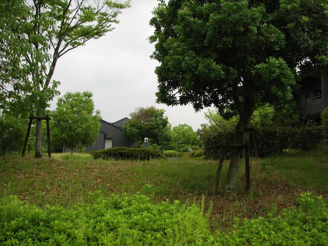 国際高等研究所は、遠くから見ると森の中に背の低い建物が建っているだけなので、ほとんど目立ちません。<br /><br />これは、研究所の宿舎