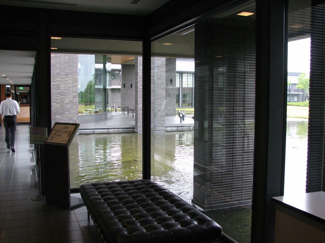 中には大きな池もあり、とてもこった作りの建物になっています。<br />