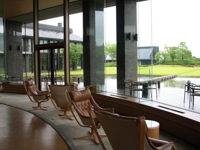 食堂の横にある休憩スペース<br />庭を見渡すことができます。