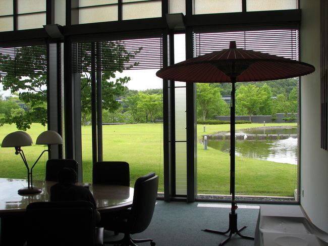 先ほど見えていた池は、この部屋からも見える。