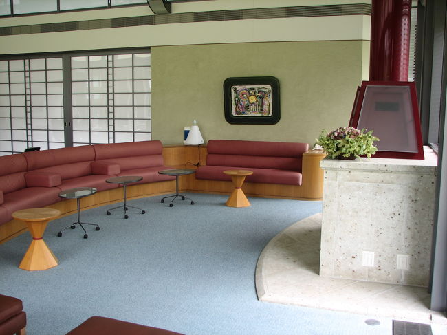 会議室の中にある、暖炉付きの談話スペース<br />今は暖炉は暑いですが、、、