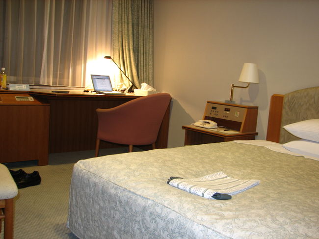 定宿のけいはんなプラザホテルの部屋。<br />