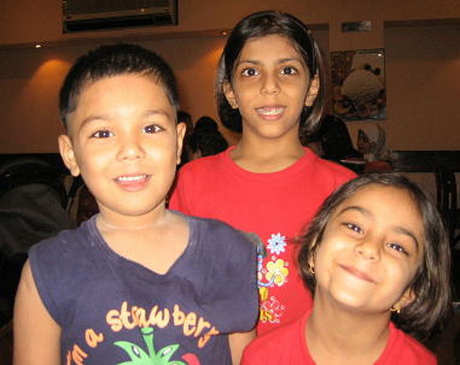 お隣の席にいた子供達。<br />明日が男の子ユースフのお誕生日なのでパーティの予約にきてるんだそうです。  <br /><br /><br />