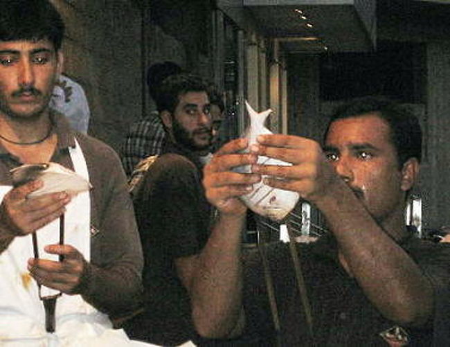 たいていのカラチのレストランは夜7時半にオープンするようです。<br />カラチの人達って宵っ張りの朝寝坊みたい。<br />スーパーは11時か11時半オープンだし、KFCだって土曜日は12時から。  <br /><br />今回は何もわからなかったのでメニューから注文しましたが<br />地元の人たちは焼いてるそばに行って注文して<br />銀行の窓口みたいなところで支払っている。<br /><br />そのほうが<br />何がなんだかわかっていいにゃあ。<br />持ち帰りもできるみたいだし。<br /><br />