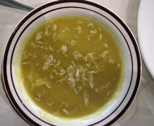 3種類の中では、豆のスープが一番美味しかったです。<br />どう発音するのかわかりませんが、メニューにはMulligatawny Soupと書かれていました。<br /><br />レンティル豆と米とチキンを使ったスープです。<br />レモン汁をかけていただくのが正しいそうです。