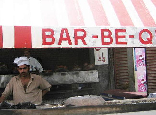 <br />お店の前でバーベキュー