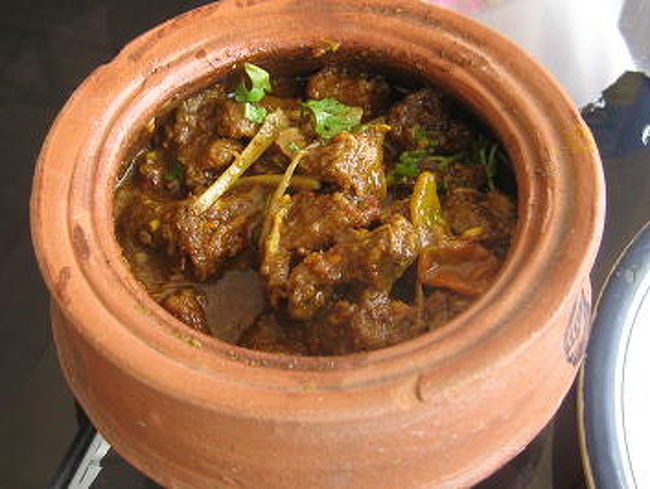 マトンのハンディは骨付きなのでちょっと食べにくかったけどおいしかったです。<br />余ったのでテイクアウトを頼んだらハンディに入れたままくれました。<br /><br />表紙の写真をご覧ください。<br />マトン・ハンディとチキンカバブとロティとお水。<br />これを女性二人で食べて一人175ルピー（350円）でした。<br /><br />持ってきてくれたコップに水滴がついていたので使わないことにして<br />小さいお水のボトルを頼んだら大きいのしかないとのこと。<br />レディー二人が大瓶からラッパ飲みでした、おほほ。