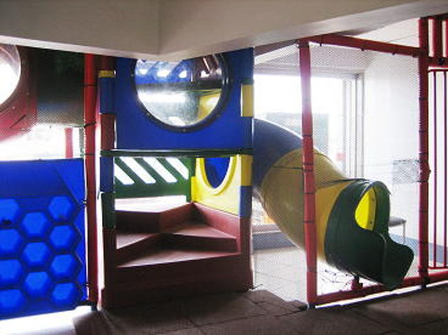 <br />店内に滑り台がありました。<br /><br />なんだかレジェの絵を思い出してしまった。