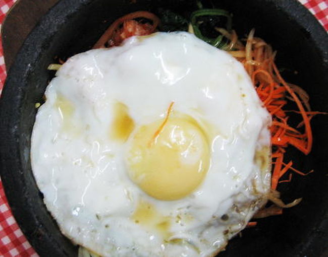 ビビンバは石焼と言ってるけど、ご飯は別に持ってくる。<br />当然おこげにはありつけない。<br />でもおいしいです。 <br /><br />