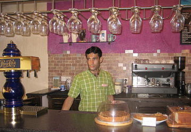 お店が開くまでの時間をつぶすのに利用したことがあります。<br />なんたって涼しいところに座っていられるから。