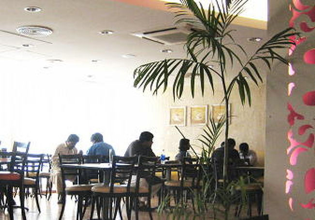 <br />カラチに人たちのランチタイムの2時ごろには<br />家族連れで混んでいる。