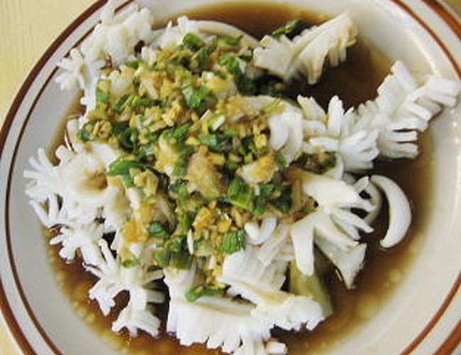 チャイナ・タウンという中華レストランはビール持ち込み可。<br />それどころか青島ビールがサーブされるのです。<br />冷えてないので大量の氷を持ってきてもらって自分達で冷やしました。<br /><br />お料理はパキスタン人向けと中国人向けの2種類の味付けを頼めます。<br />カラチのイカは、イカって本当はこんな味だったのかー！と驚くほどの新鮮さ。おいしいです。<br /><br />★クチコミ参照★ <br />