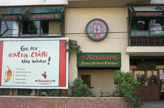 ここは、ナンドスという名前の南アフリカ系のチキンレストラン。<br />私はここのチーズ・ケーキがめっちゃ好き。<br />台がしっとりしておいしい〜〜〜♫♫♫<br />カラチであと3店舗は増やすらしいです。<br /><br />★クチコミ参照★<br />