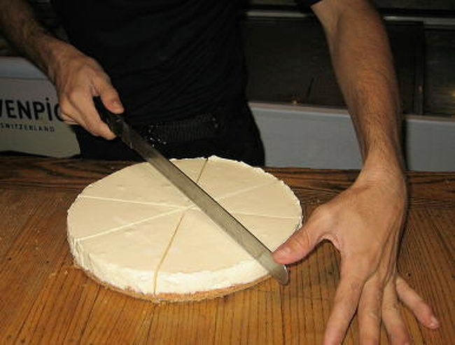 一切れ税込み200ルピー（400円）は<br />カラチの物価を考えると超お高い。<br />チキンとかはそんなに高くないんですけどね。<br />