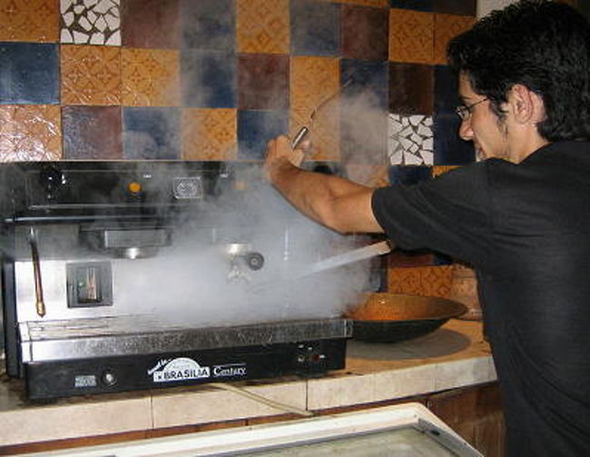 冷凍のケーキを切るのに一回一回ナイフを蒸気で温めてる<br />