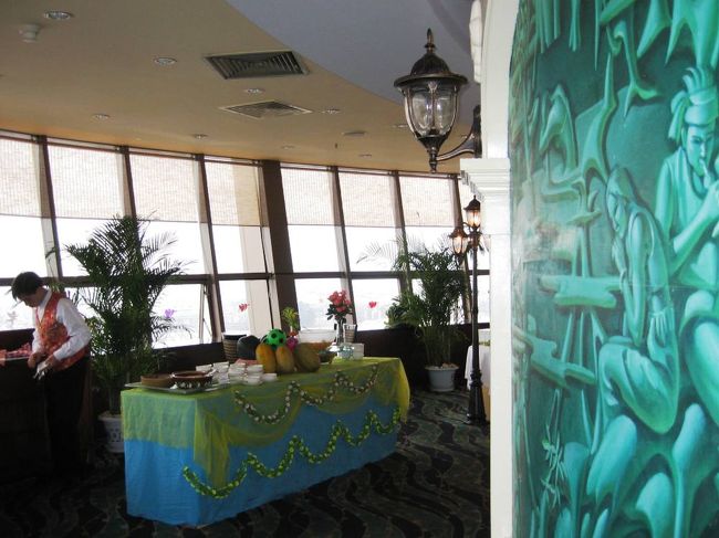 6月28日の朝8時頃です。朝食の前に、ホテルの界隈を散歩してきました。朝食は20階までエレベーターで昇って、その上の展望レストランでした。