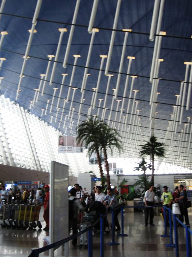 昆明では、往きと同じように電車で西安まで帰られる徐さんのご両親とお別れしました。上海の紅橋空港ではS.P.先生達4名の方とお別れしました。