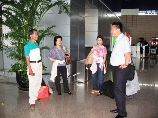 浦東（プードン）の上海国際空港から日本への帰国は、ガイドの徐さんを含めて6名です。上海でも現地ガイドさんが出迎えに来てくれました。