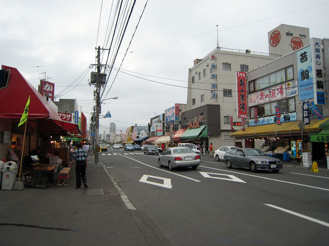 場外市場<br />2時過ぎだったので、人も少ないし閉まっているお店もある。<br />今日は日曜日だったから、朝は凄かったんだろうな〜って感じです。<br />私は、メロンと蟹しか試食できなっかけど、やっぱり美味しい。主人は今が旬のウニにやられていました。<br />お土産は、明日採れたもの発送してくれるので、安心でした。<br /><br />