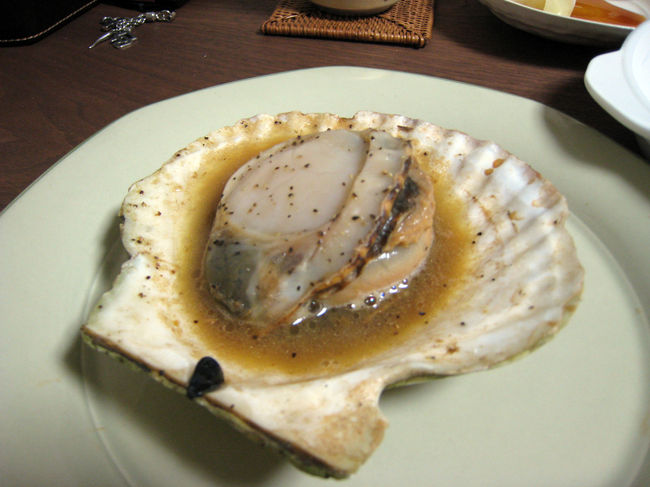 友人宅で夕食。<br />大きいホタテのバター焼き。<br />身が厚くて美味い！！<br />普通にフライパンで殻のまま焼いていました。<br />フライパンだったのが意外で、ビックリ。<br />ほか、お寿司がたっぷりあり、満足満足でした。<br />