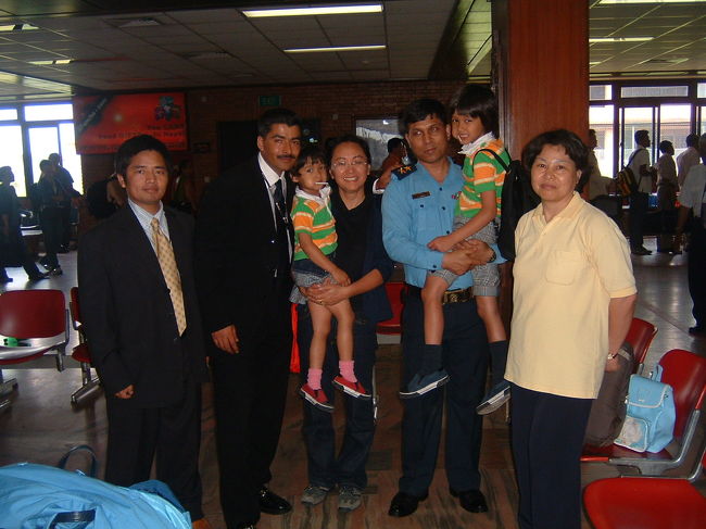 　帰りますう〜。カトマンドぅ。トリヴヴァン国際空港。勤務中のどえりゃー偉い警官が、ＯＨ！ＭＹ　ＦＲＩＥＮＤＳ！と、記念撮影。