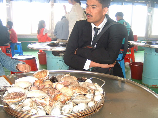 　翌日、ビーチを散歩したあと、すんごい数の海鮮レストランの中から選んだのは、貝オンリーの店。海に突き出すように立っていました。