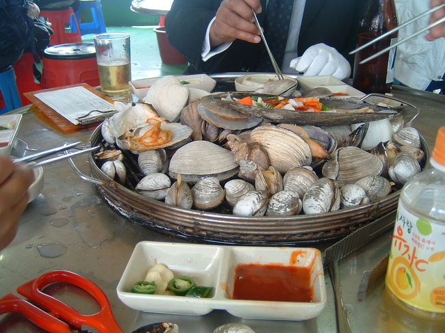 　ことばは通じなくても、貝は焼けました。こうしてもぞもぞしていると、軍手のおばさんがやって来ます。さっさと食わんか、ってかんじで、焼けた貝をトングでつかんで、テーブルの上にどんどんころがしてくれます。