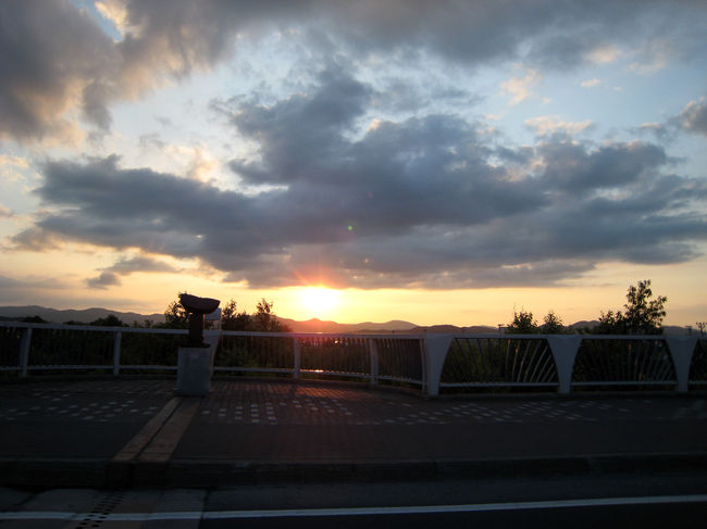 美瑛から旭川途中での夕日。<br />夕日が大好きなので、ここでキレイな夕日が見れて嬉しい。<br />本当は、美瑛での夕日が見たかったかな。