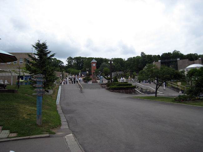 西門前のP(P台500円)に止めました。正門より、廻りやすいかもしれません。<br />園内は坂が多く、年配の方は大変そうでした。